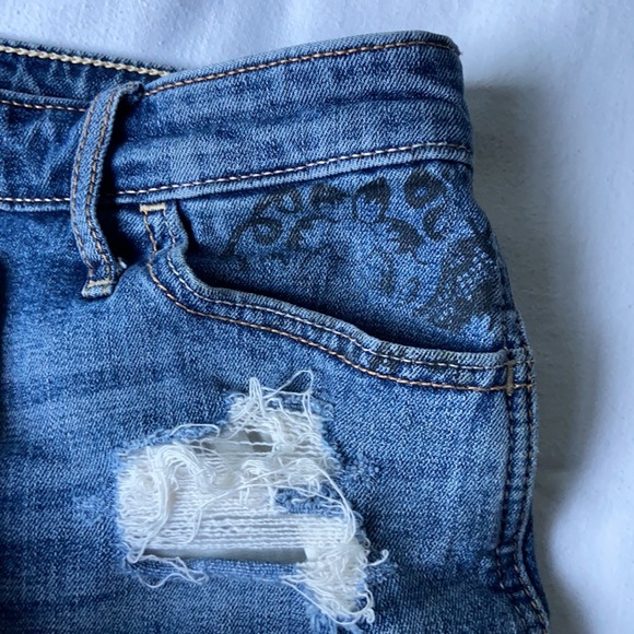 Hollister Ripped Boyfriend Jean Shorts - Picture 4 of 6